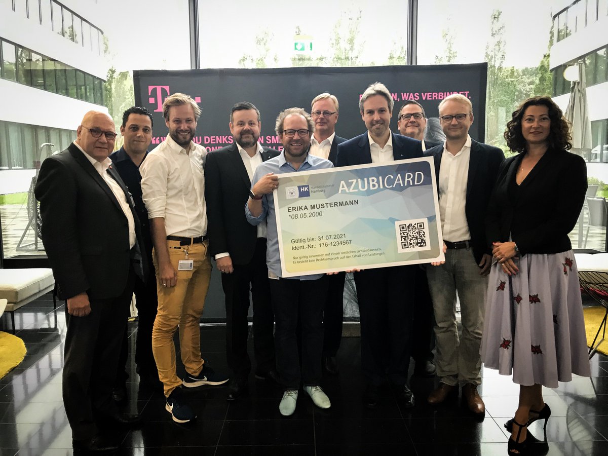 hkhamburg's tweet photo. Ab September erhalten alle Hamburger #Auszubildenden eine #AzubiCard mit der sie sich ausweisen und bei vielen Unternehmen von Vorteilen und Rabatten profitieren können. Auch Unternehmer können sich mit ihren Angeboten für #Azubis registrieren https://t.co/L7gDiQ0zny #hkhamburg https://t.co/6ySbR85uJc
