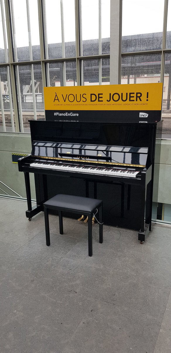 #magaredebécon avis aux mélomanes un nouveau banc est mis en place au piano de la gare de Bécon Les Bruyères à vous de jouer ! <a href="/LIGNEL_sncf/">Ligne L</a> <a href="/IDFmobilites/">IDF Mobilités</a> <a href="/VilleCourbevoie/">Ville de Courbevoie</a>