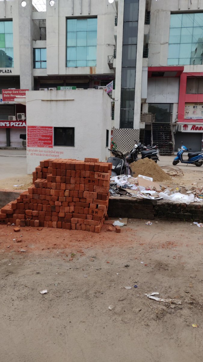 AmcThakkar's tweet photo. In the rain, keeping the house or shop repairs waste on the road, cleans up catch pits the rainwater camein ,the cleaned catchpit  are JAM. Keep such waste at safe place to avoid penalty.
@vnehra @amcnwz @Divya_Bhaskar @navgujaratsamay #maruamdavd https://t.co/VqOYpDvoib