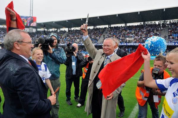 EfbNostalgi's tweet photo. 📸09.08.2009: EfB 1-2 OB    👥 15.316 tilskuere.
I dag er det præcist 10 år siden at Borgmester Johnny Søtrup og EfB-formand Jørgen L. Jensen, klippede den røde snor som et officielt tegn på, at det nye stadion var indviet.
 #EfB #sldk #BlueWaterArena https://t.co/ZSOq6aKtC4