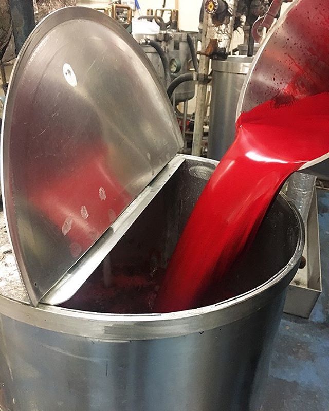 lochcarronscot's tweet photo. On our recently updated #milltour you can see behind the scenes of our authentic tartan production processes - in our dye house we dye our yarn up to 70 different colours each week.
https://t.co/xqNhcPxvTp
#lochcarronofscotland #MadeinScotland
#tarta… https://t.co/tBvQqojuRC https://t.co/CdMaJbhSPv