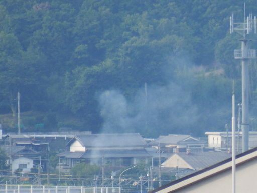 woodypopo's tweet photo. 野焼きなう。
今週は多いけど、同時多発的に始まるのは何かそういう取り決めでもあるのか？🤔

#三田市 #野焼き https://t.co/Bnn9iziMmJ