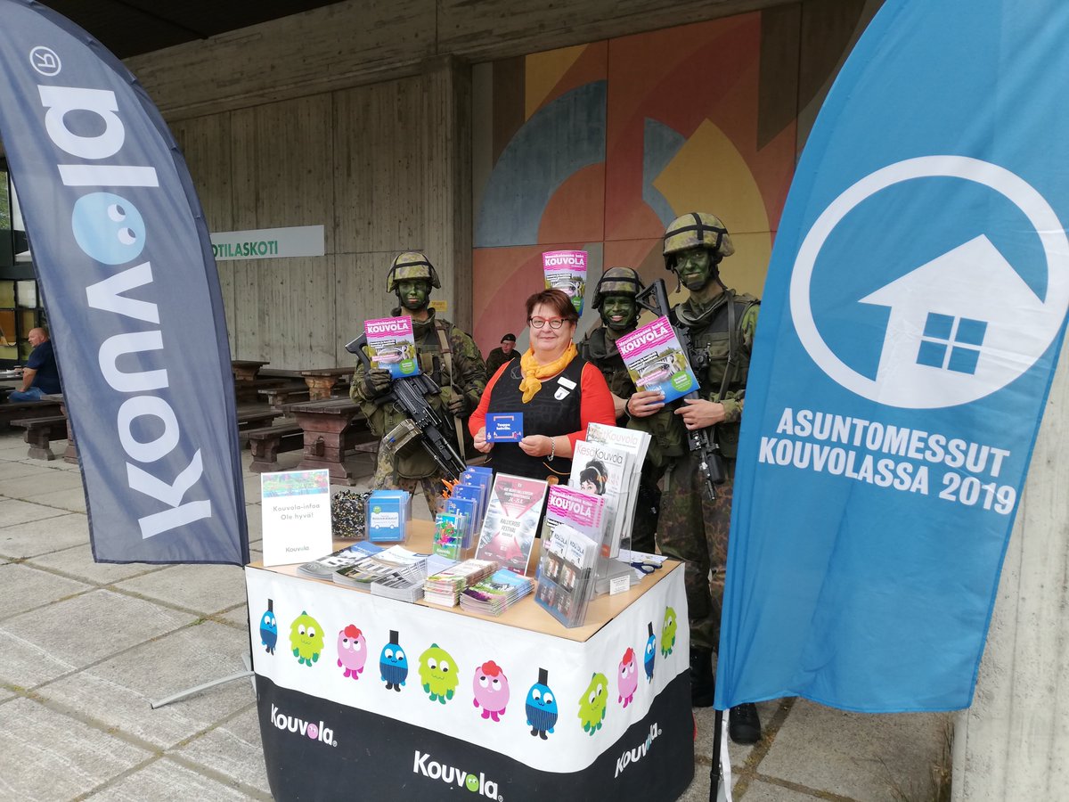 Kouvolakaupunki's tweet photo. Arvokkaassa @KarjalanPR sotilasvala tai sotilasvakuutuspäivässä Vekaranjärvellä esitellään tänään myös Suomen suurinta #varuskuntakaupunki Kouvolaa! Tapahtumassa arvottiin pääsylippuja Kouvolan Asuntomessuille Pioneeripuistoon.
#kouvola #karpr #asuntomessut2019 https://t.co/LNH2ygeEFE