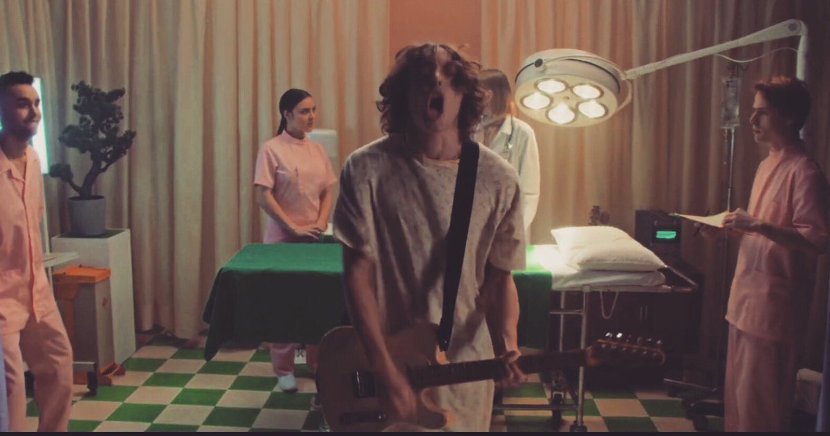 BarnsCourtney's tweet photo. The ‘HOLLOW’ VIDEO IS OUT!! Rub your cilia on this tropical bedroom jam between me and @LOOKMUMNOCMPUTR. It’s pretty much all Fender Tele and Kosmo, the Mad Max garbage synth. In keeping with the themes of 404, it’s all about emptiness. 
https://t.co/gXaz7OHg7n https://t.co/SQQj3OYzTC
