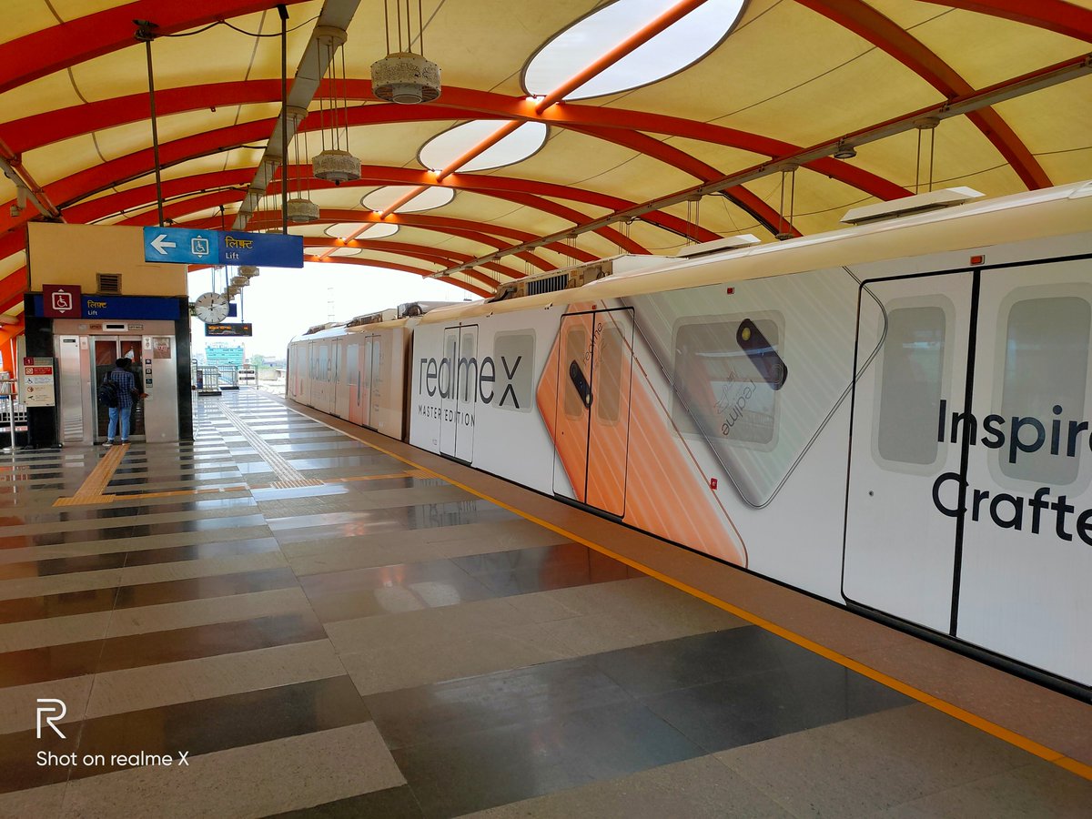 MadhavSheth1's tweet photo. Painting the town in the colours of our #MasterOfDesign. Welcome to take the realme train. 
RT and reply with a picture/video when you spot the #realmeX Master Edition around you! https://t.co/PoseFQWo1N