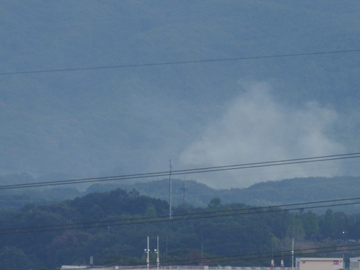 woodypopo's tweet photo. 野焼きなう。
こっちは神戸北方面。写ってる家並みと比べると如何に酷いか分かっていただけるかと。☠️☠️☠️

#野焼き https://t.co/s7BAODePig