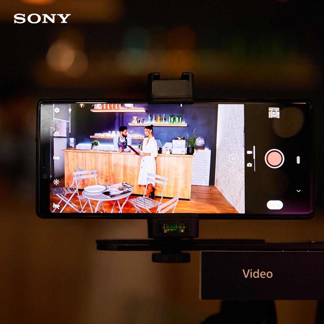 sonyxperia_ua's tweet photo. Like a pro 🎥 Якщо слава іменитих кінорежисерів не дає спокою, саме час зробити перший крок і записати відео з роздільною здатністю 4K. З додатком Cinema Pro у смартфоні Xperia 1 кожен сюжет буде живим і яскравим. https://t.co/YQOzDKO5ap
