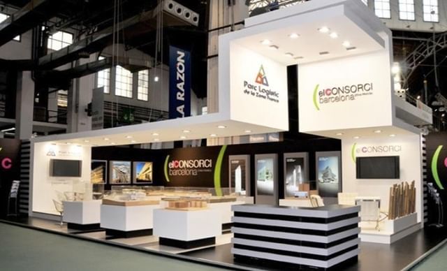 Hoy estamos aquí para reclamar los derechos de autor de este stand: el más copiado del web ahaha 😂Cómo bien sabéis el plagio es un tema complicado para todos los designers y llevamos años discutiendo con varias empresas que publicaron esta foto como si fuera suya. Pues estam…