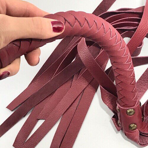 ベンドグリップバラ鞭(燕脂)。グリップがしなって打ちやすいです。
cestbien.jp/shopdetail/000………
#六本木セビアン #SMグッズ