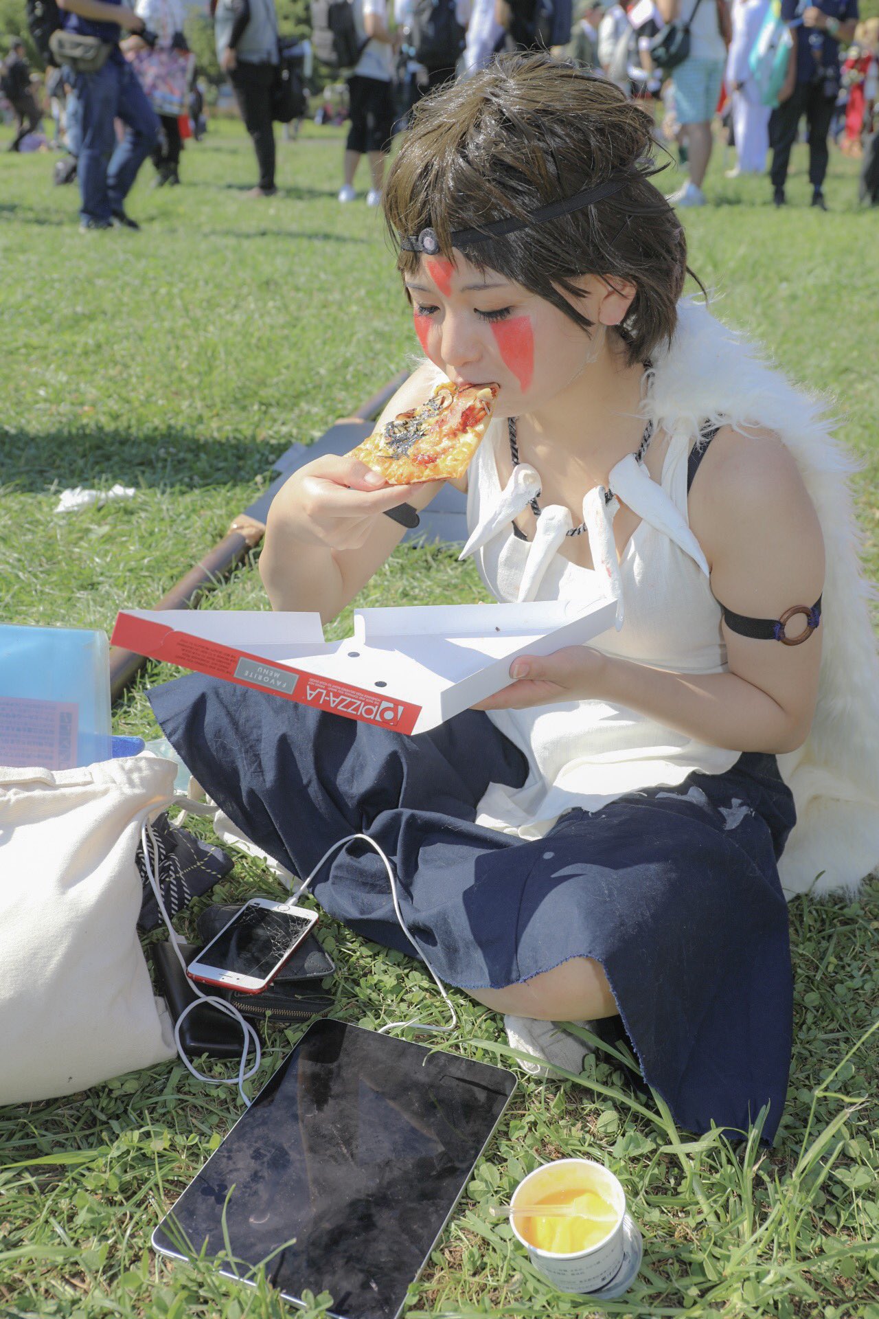 山に帰る気がない もののけ姫 のサンが普通に宅配ピザを食べタブレットをいじる 話題の画像プラス