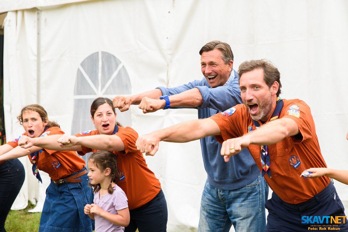 SkavtNET's tweet image. Danes nas je obiska predsednik RS🇸🇮 Borut Pahor ogledal si je tabor in se preizkusil v nekaj veščinah 😃
#srečanje2019 #skavti