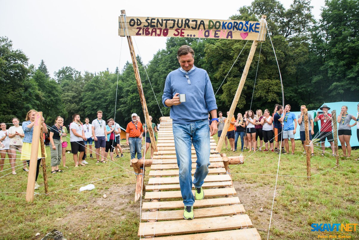 SkavtNET's tweet image. Danes nas je obiska predsednik RS🇸🇮 Borut Pahor ogledal si je tabor in se preizkusil v nekaj veščinah 😃
#srečanje2019 #skavti
