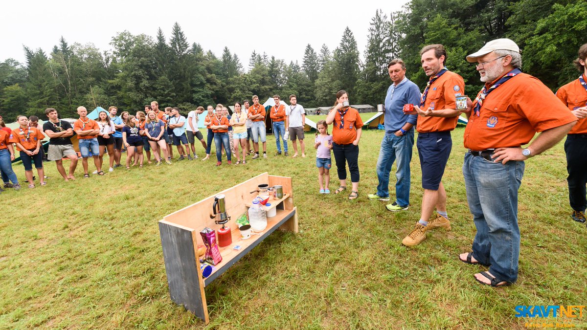 SkavtNET's tweet image. Danes nas je obiska predsednik RS🇸🇮 Borut Pahor ogledal si je tabor in se preizkusil v nekaj veščinah 😃
#srečanje2019 #skavti