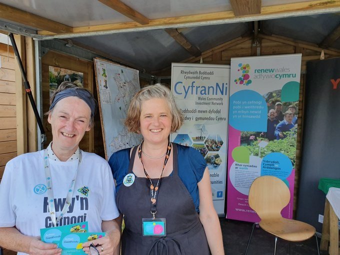renewwales's tweet photo. Bore da o faes yr #Eisteddfod2019. Dewch draw i glywed mwy am @renewwales a sut mae cymunedau..pobl fel chi... yn cymryd camau yn erbyn newid yr hinsawdd. #ClimateAction #Llanrwst #Cymunedau https://t.co/nKtCOOko1T