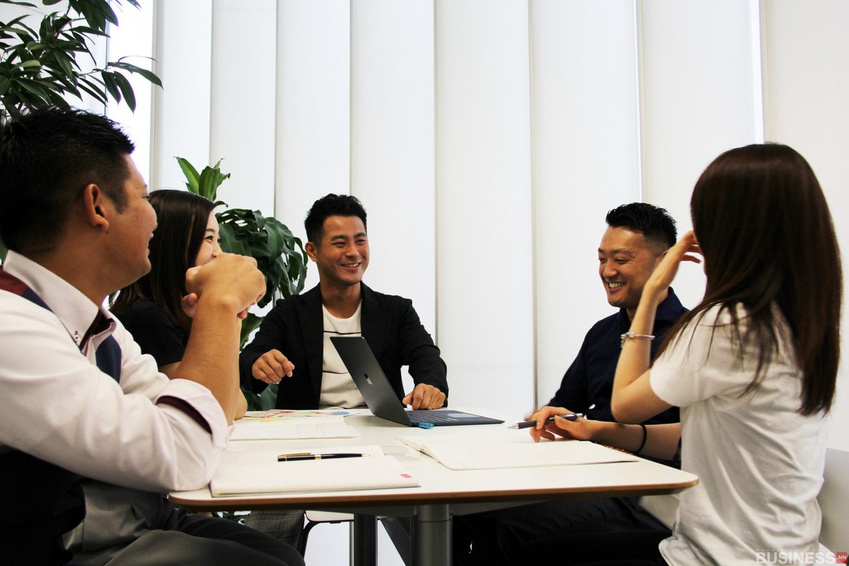 Ажлыг хөгжилтэй, сонирхолтой хийх ёстой. Хүн бүр эрх чөлөөтэй ажиллаж, Бүх хүний үзэл бодол, аз жаргал мэдэрдэг зүйл өөр өөр ч тэд нэг зорилгын төлөө л зүтгэдэг байх ёстой. Хичнээн чадвартай ажилтан байлаа ч компанийн дотоод уур амьсгалыг эвдэж л байгаа бол ажлаас нь шуудл чөлөөл