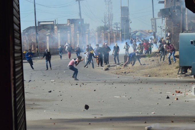 AonSayyed's tweet photo. #KashmirUpdate: Multiple incidents of pelting in Srinagar after Jumma prayers.
#SaveKashmiFromModi #SaveKashmirForHumanity https://t.co/3yPC9h5xDn
