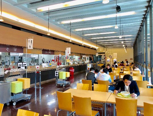 学生アドバイザー 國學院大學 渋谷キャンパス3号館2階には メモリアルレストラン があります こちらは和 洋 中と様々なメニューを用意しています オススメは甘辛いタレと鶏肉の相性が良いとり重です 國學院 國學院大學 学食