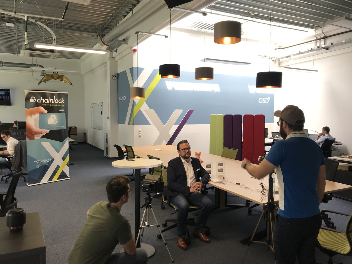 staatsdruckerei's tweet image. „Making of 🎬 #chainlock on Netflix“
Rafael, der „bitcointraveler“ reiste mit 1 Bitcoin um die Welt — sein letzter Stopp führte ihn nach Österreich!
Wir freuen uns sehr, Teil seiner Dokumentation zu sein und halten euch auf dem Laufenden wann seine Doku auf Netflix zu sehen ist.