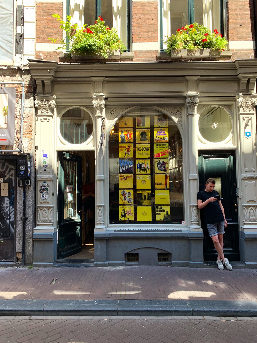 NikkeBerger's tweet photo. #Schallplatten kaufen in #Amsterdam: 

Ein Streifzug!

#Waxwell #records #mp3killstheblackbeauty #wasdrehtsichbeidirso #vinylrecords #schallplattenladen #recordshop https://t.co/O2TuUMMCys