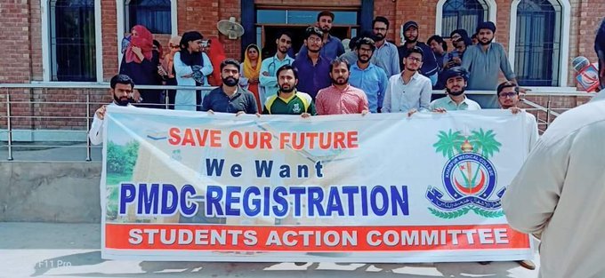 TSNARRATIVES's tweet photo. 500 students are struggling to save their future, protesting daily for their rights but no action has taken so far bcoz govt. is busy in protesting for #Kashmir. In spite of blabbering over Kashmir, first Pakistan need to solve its internal matters. #SaveKhairpurMedicalCollege https://t.co/tZztAXtIE4