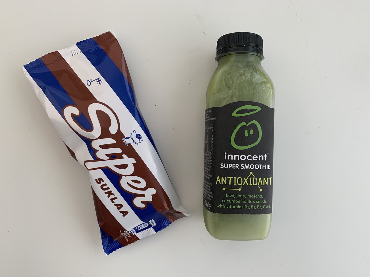 SiinaRepo's tweet image. On tämä käsitys terveystuotteista kyllä veikeä. Pienessä vitamiinijuomapullossa oli kolme kertaa enemmän sokereita kuin Super-jäätelössä, mainostettuja vitamiinejakin hyvin niukasti. Ratkaisu: vitamiinit purkista ja Super-jäätelön kanssa parvekkeelle.👌🍦😎 #terveys #pienetilot
