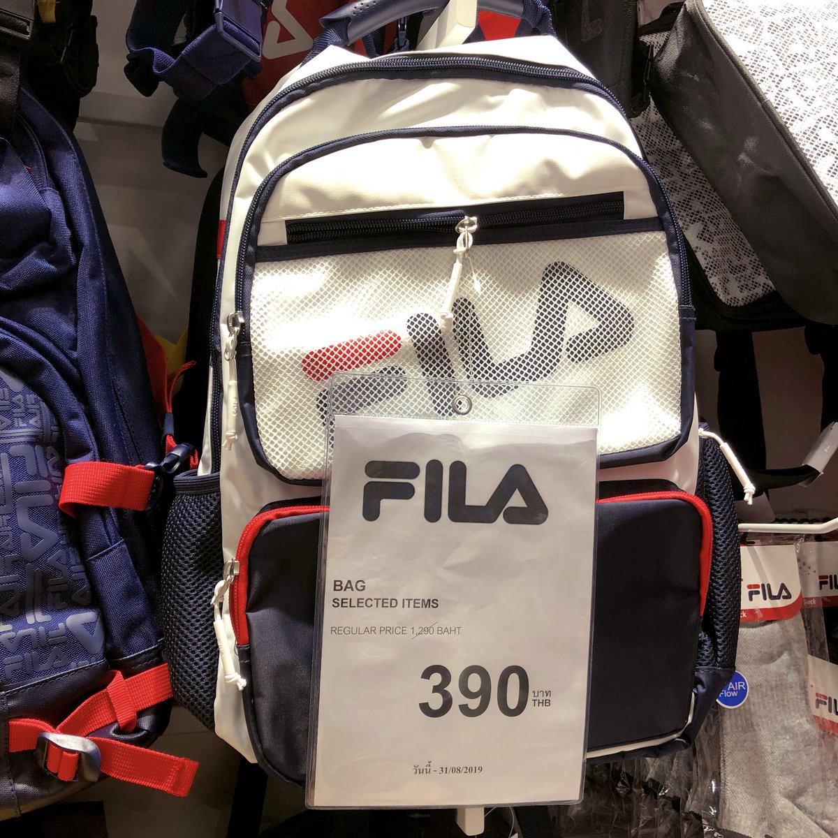 belldelagua's tweet photo. ฉันน่ะ เดินเข้าไปดูในช็อปเฉยๆ แล้วก็เจอการลดราคาจาก 1,290 บาทเหลือ 390 บาท..... https://t.co/nvKelkyHww