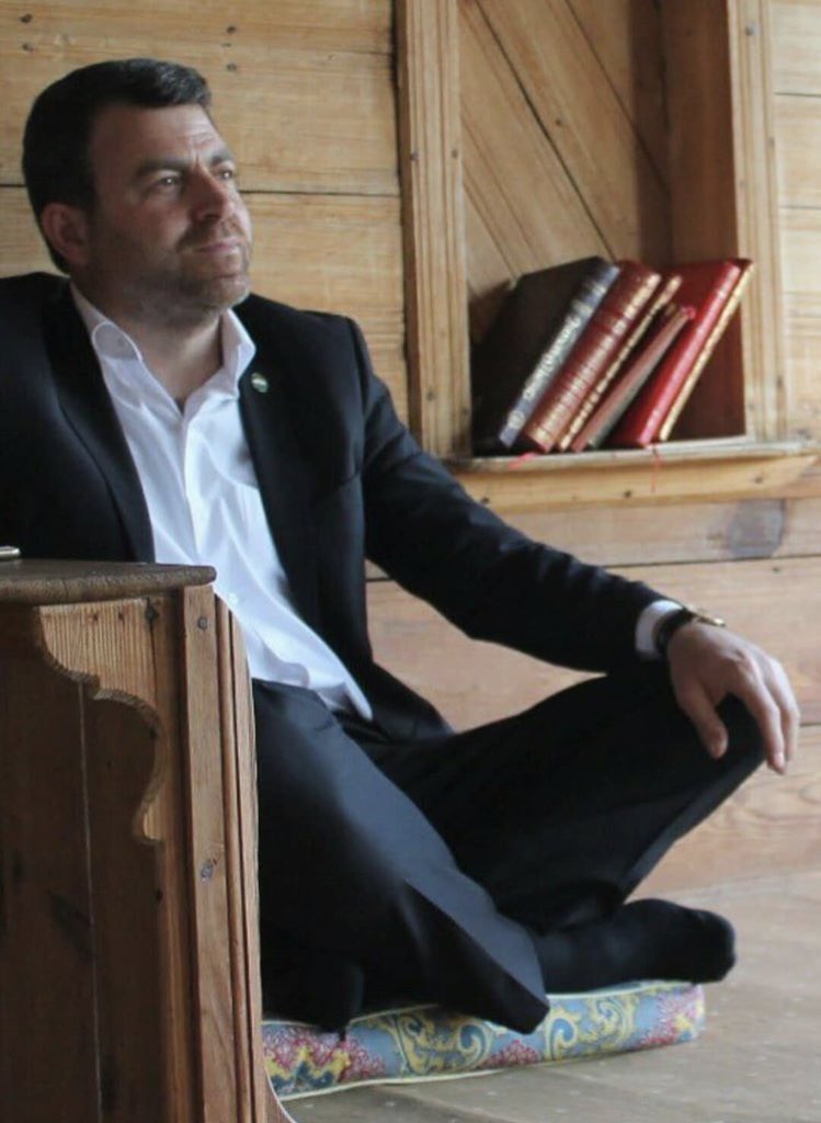 الَّذِينَ إِذَا أَصَابَتْهُم مُّصِيبَةٌ قَالُواْ إِنَّا لِلّهِ وَإِنَّا إِلَيْهِ رَاجِعونَ
Onlar ki, kendilerine bir musîbet isabet ettiği zaman: “Biz muhakkak ki Allah içiniz (O’na ulaşmak ve teslim olmak için yaratıldık) ve muhakkak O’na döneceğiz  ulaşacağız derler.