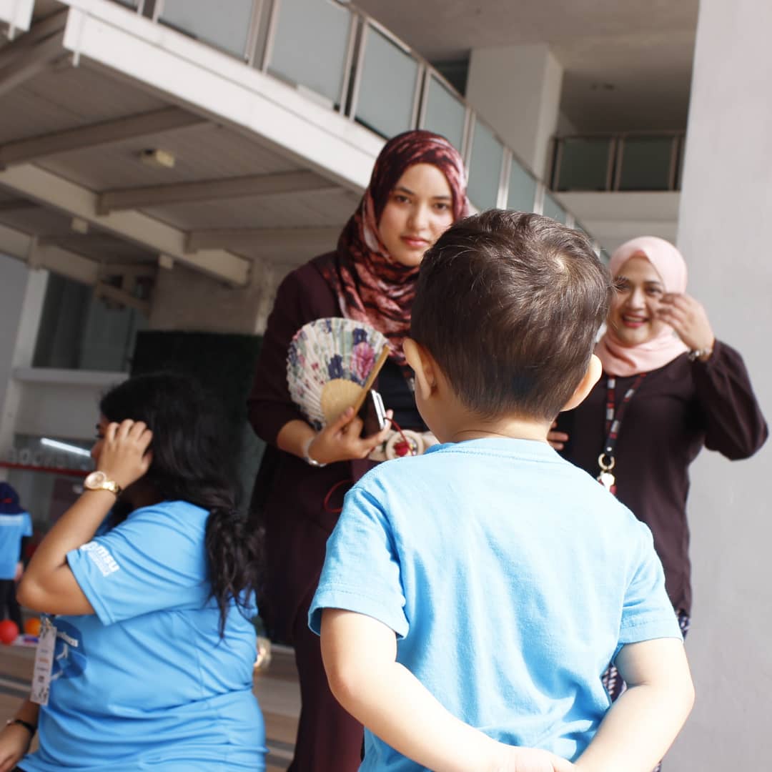 MsSyaraSaifudin's tweet photo. Consistently upset children are going to stress you out. So do help to calm them down. Here are some tips for you, GOODLUCK ❤️
1. ASK THEM WHATS WRONG.
2. VALIDATE THEIR EMOTIONS.
3. PRACTICE GOOD LISTENING. 
4. HOLD YOUR OWN GROUND.
5. EXPLAIN YOUR DECISIONS.
#msukids #ece https://t.co/Y3Mazy4UXr