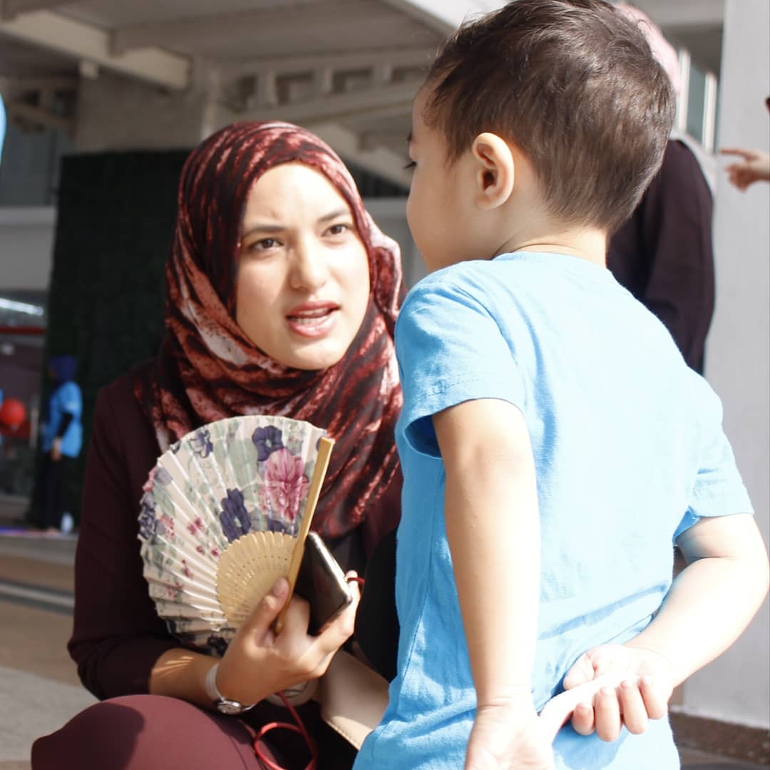 MsSyaraSaifudin's tweet photo. Consistently upset children are going to stress you out. So do help to calm them down. Here are some tips for you, GOODLUCK ❤️
1. ASK THEM WHATS WRONG.
2. VALIDATE THEIR EMOTIONS.
3. PRACTICE GOOD LISTENING. 
4. HOLD YOUR OWN GROUND.
5. EXPLAIN YOUR DECISIONS.
#msukids #ece https://t.co/Y3Mazy4UXr