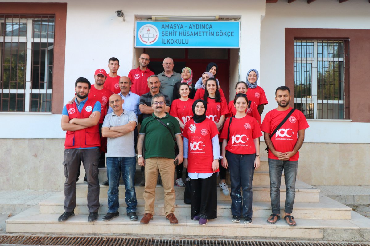 #GönüllülükYılı çalışmaları kapsamında yaklaşık 20 gönüllü gencimizle birlikte köy okulu Aydınca Şehit Hüsamettin Gökçe İlkokulu'nu boyadık ve karakter çizimi gerçekleştirdik. Gönüllü gençlerimiz hem okul boyadı hem de çok eğlendiler.
#GençlerinİyilikAğacı
#AyınGönüllülükHareketi