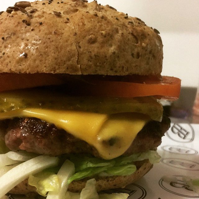 Tomato at the top, or tomato at the bottom? Or does it even matter?😆🍔🍅

#burger #restaurant #food #foodie #cardiff #wales #bar #coffee #cocktail #dinner #lunch #drink