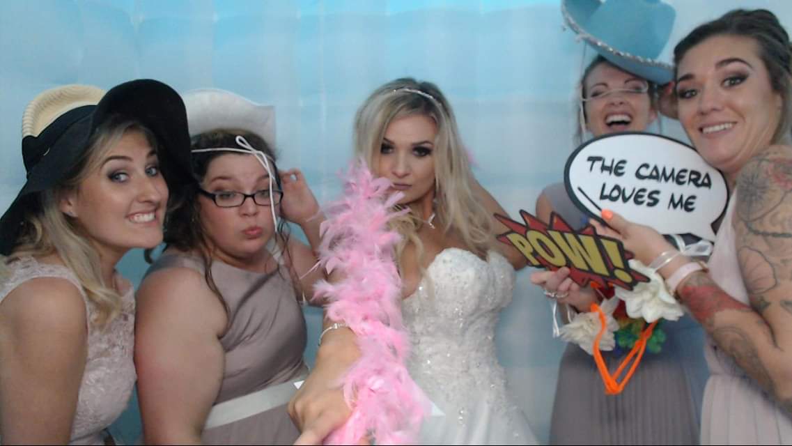 Emmcrowder's tweet photo. Photobooth fun #photobooth #bestdayever #timeofmylife https://t.co/SIJomAOZ0U