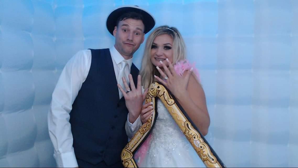 Emmcrowder's tweet photo. Photobooth fun #photobooth #bestdayever #timeofmylife https://t.co/SIJomAOZ0U