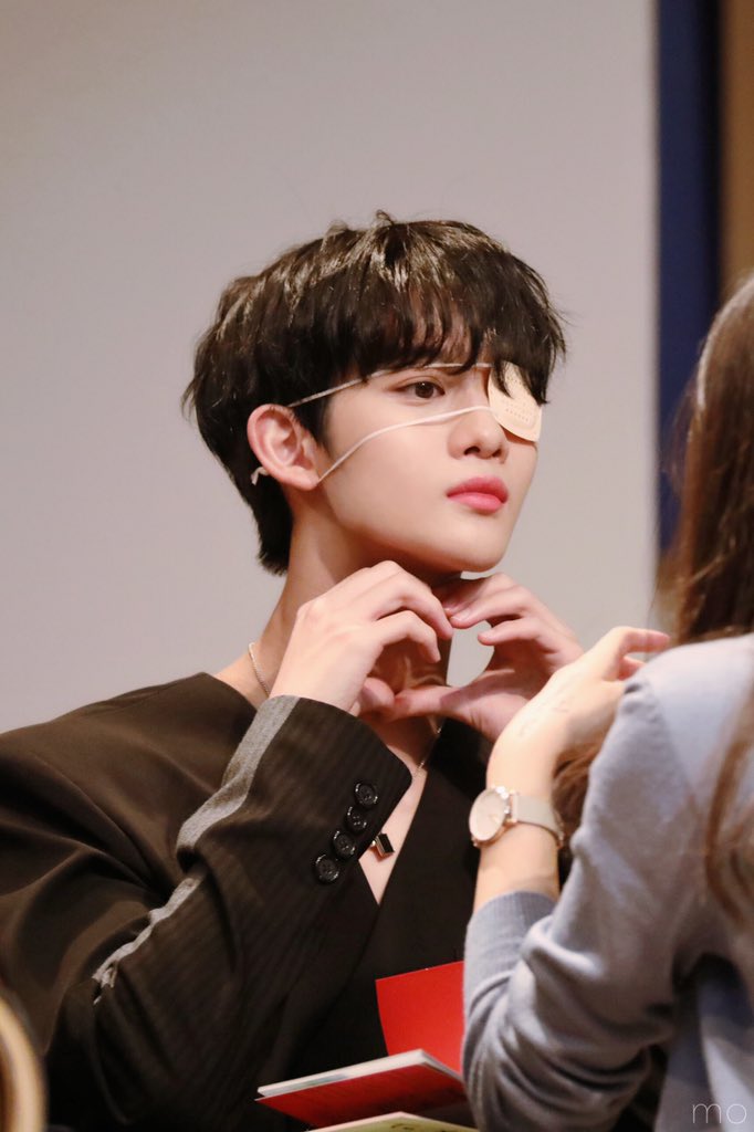 momobae0510's tweet photo. 💫190801   Repo

My friend said Jinyoung's Adam's apple is heart-shaped. 
But Jinyoung thought that she wants him to make a heart gesture there.
Sooooo cute😭.
And his Adam's apple is really heart-shaped. 
Amazing!
#배진영 #BAEJINYOUNG #裴珍映 https://t.co/sdwwIgwUGU