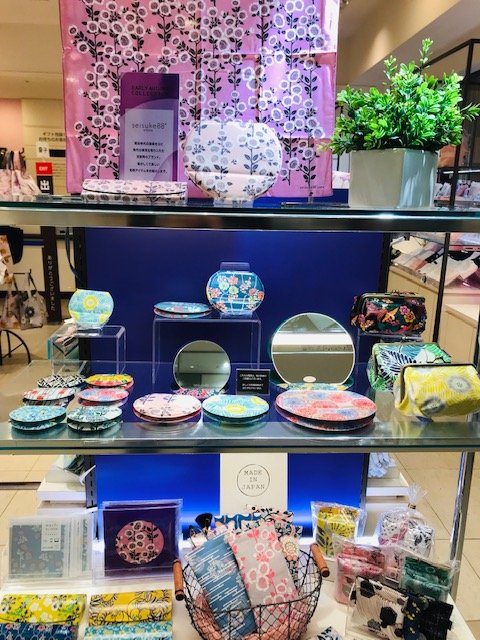 hakata_hankyu's tweet photo. 「seisuke88」フェア開催中!
明治時代の図案を元に、現代の感覚を取り入れた京都発のブランド。人気の椿柄をはじめ新作も入荷しました♪
プレゼントにもいかがでしょうか
ミラー (小)1,296円 (中)1,620円 (大)2,052円
●1階 ハンカチ
#博多阪急 #ハンカチ #seisuke88 https://t.co/xw4dYlKmoa
