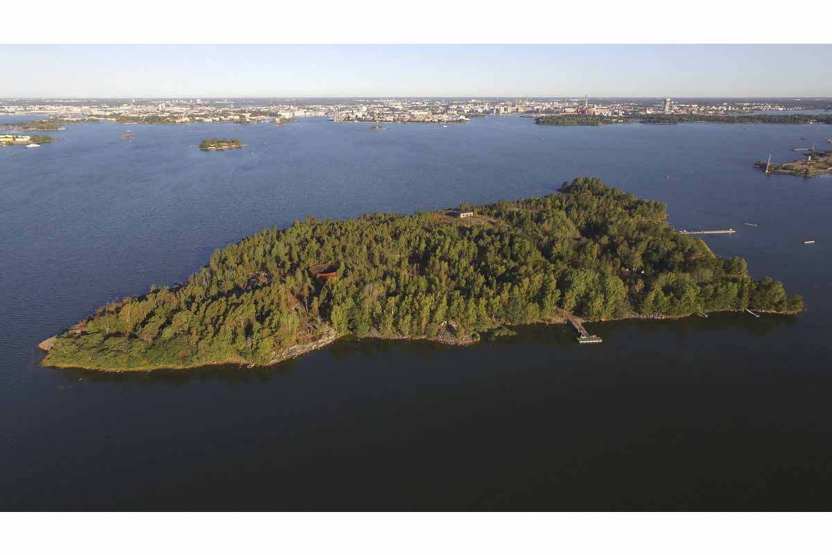 helsinki's tweet photo. Tänä kesänä #Vasikkasaari on saanut kaupungin uuden ilmeen mukaiset #opasteet! Siellä on kunnostettu myös kävelyreittejä, portaita ja kaiteita sekä poistettu risukkoa.  #Reittiliikenne´ttä elokuun vielä viikonloppuina. Katso Reittioppaasta! https://t.co/oQkMeu5tN7
#merihelsinki https://t.co/AvNf0kc7j1