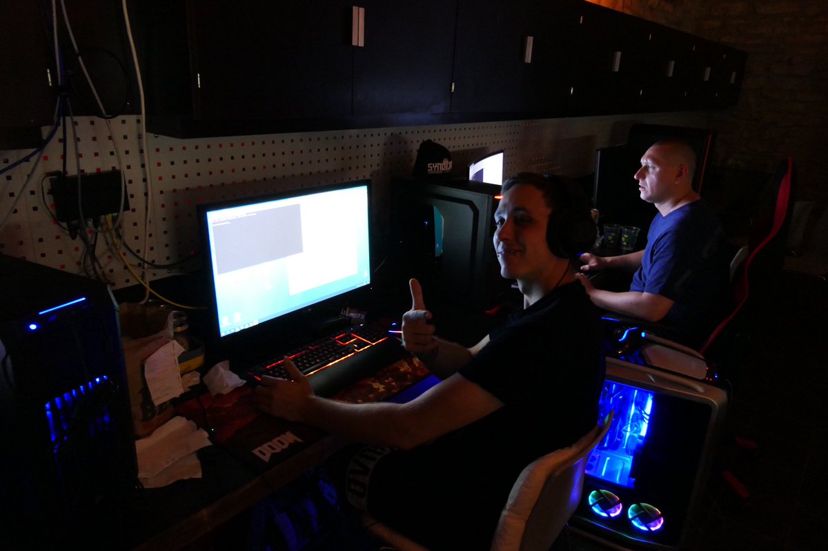 4_pixel's tweet photo. 2 Tage durchgemacht und trotzdem kann Brian noch lachen. #lanparty #gaming #4pixel #4pixellan #gamer #zocker #csgo #wc3 #sc2 #warsow #lan #laarea #ehre #deutschland #german #Thueringen #tentelian #zedup #kabeldirekt #pontis https://t.co/ISbY50906t