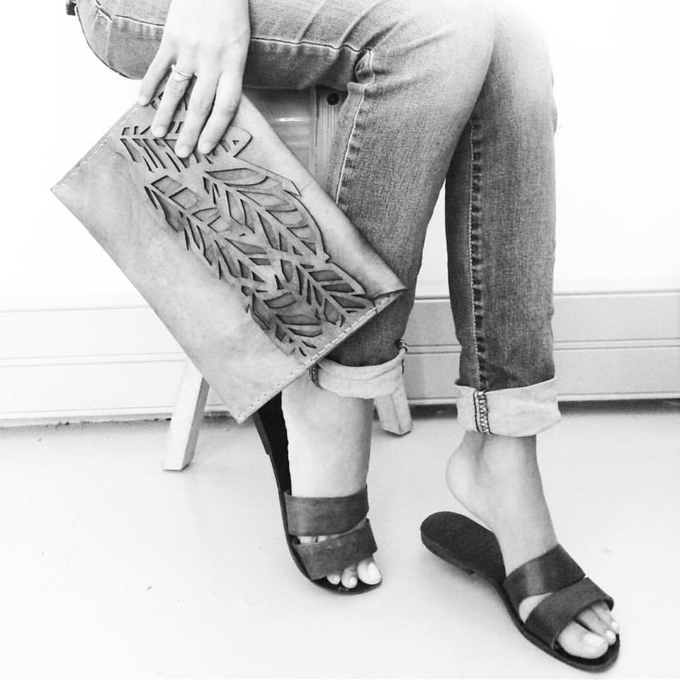 DonzaMarisa's tweet photo. iPad leather case/handbag for UNDER $40?!  Yes!  https://t.co/qkQCJ1x2Yt
#shoulderbag #backtoschool #purse #leather #ooftd #fashinista #UniqueGifts #giftsforher https://t.co/BMABRVFxSA
