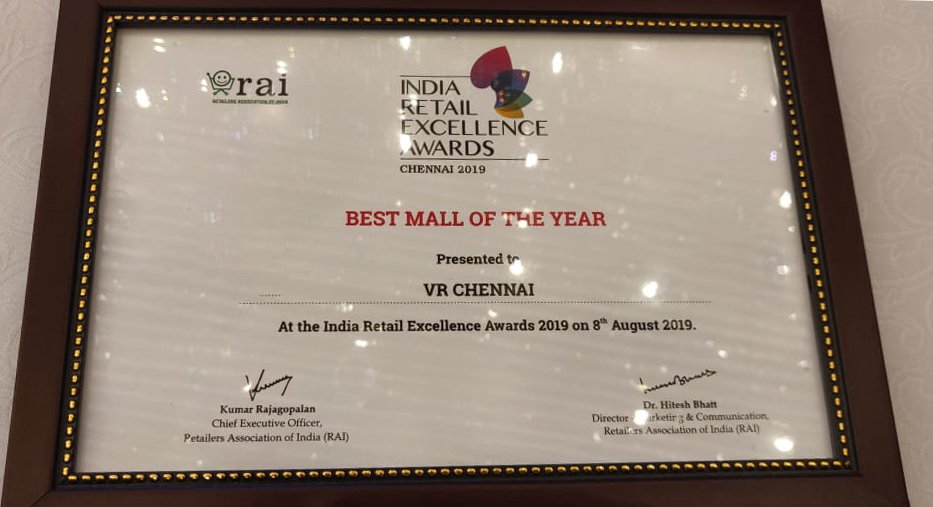 VirtuousRetail's tweet photo. We are stoked to announce that @VRChennai has been recognised as the “Best Mall of the Year” at @rai_india's India Retail Excellence Awards 2019. Natasha Soni, Centre Head, received the award from @ikamalhaasan, superstar of Indian Cinema.
#VirtuousRetail #WeAreVirtuousRetail https://t.co/LMM4n59Zlf