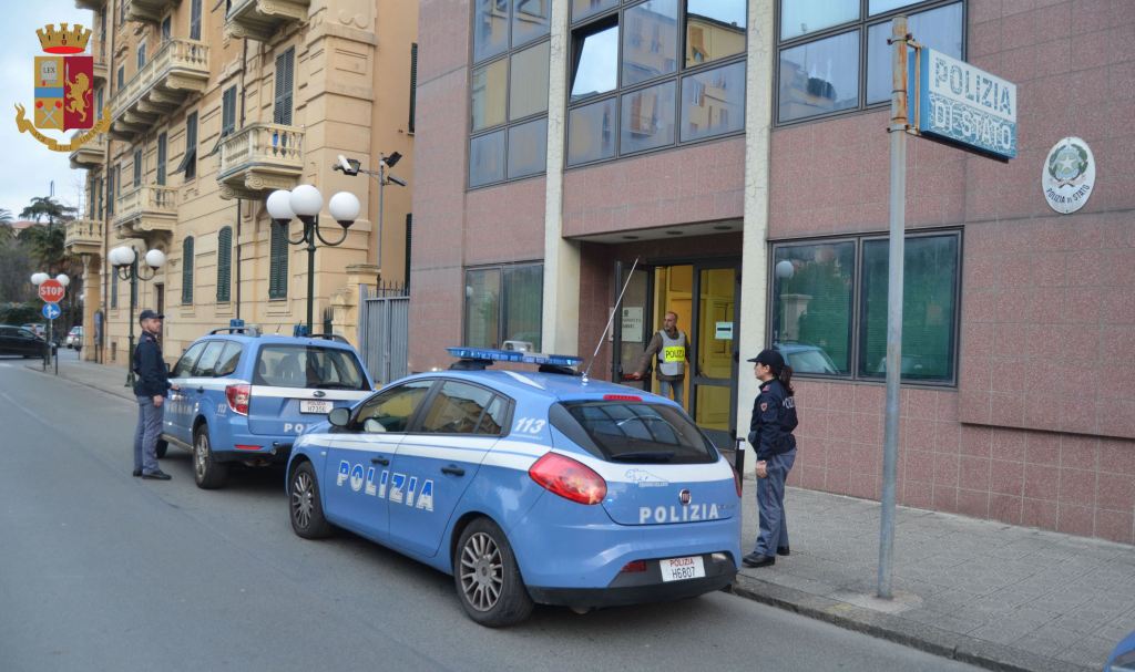 Teleradiopace's tweet photo. Tentavano di entrare in un appartamento: arrestati in flagrante due giovanissimi https://t.co/khRexTRmxF https://t.co/8LRiwnYOo3
