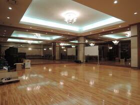 空き家ポリス そんな事より踊ろうか 今夜うちでダンスパーティーがあるんだ とでも言いたくなるダンスホール 付き物件 どの部屋よりも広いダンスホール 玄関入ればダンスホール 車庫はせいぜい2台分 いったい何人で踊る想定なの 贅沢 鹿児島県 空き家ポリス そんな事より踊ろうか 今夜うちでダンスパーティーがあるんだ とでも言いたくなるダンスホール 付き物件 どの部屋よりも広いダンスホール 玄関入ればダンスホール 車庫はせいぜい2台分 いったい何人で踊る想定なの 贅沢 鹿児島県