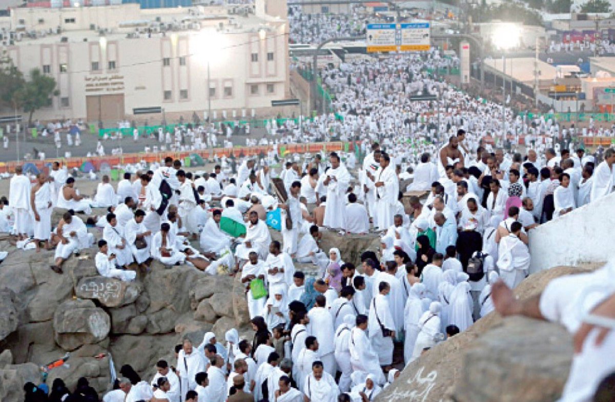 تجلّى منظرُ الحجّاج فينا
كزهرِ الفُلّ أبيضَ ياسمينا

بلون الطّهر يبدو كلّ شخصٍ
فيا لجمال شكل المحرمينا

كأنّ فجاجَ مكّةَ إذ كساها
بياضُ الطّهر ثلجٌ يكتسينا

تساوى هاهنا بيضٌ وسودٌ
ولم يفضلْ عريبٌ أعجمينا

فقلْ لسواد قلب الكفر شاهدْ
بياض القلب عند المسلمينا

#خالد_بن_محمد_المقرن