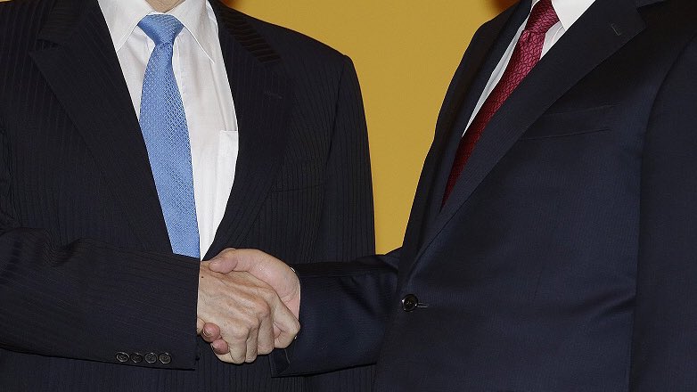 WhenInTaiwan's tweet photo. ...don’t expect to shake hands often. 

#littlebow #nod #kissingrare #MaXi https://t.co/7cZtg0ovat