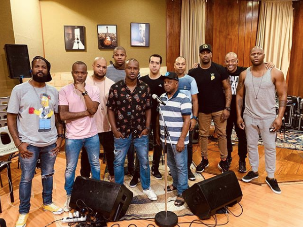 thiaguinhocomth's tweet photo. É AMANHÃ!!! E meu THime tá pronto! Banda do Poder mais que ensaiada... E a VIBE aqui é sempre PHODA! ⚡️

Não esqueçam... Amanhã (10/08), no Credicard Hall, aqui em #Sampa, estreia nossa NOVA TURNÊ! Em breve na sua cidade também... 👊🏾

#BandaDoPoder #FaltouOAnselmoNaFoto #VIBE https://t.co/Yyex0tqY2I