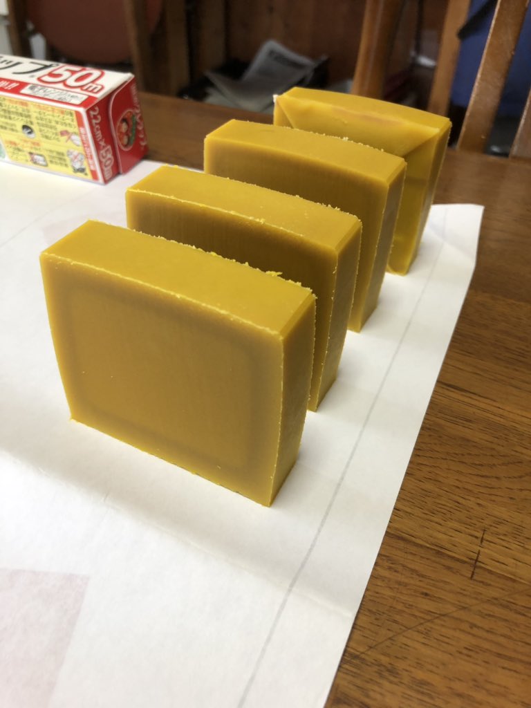 r_eguchi's tweet image. 石鹸制作にお手伝い
Sekken seisaku ni otetsudai
#makingsoap#soap#石鹸を作る