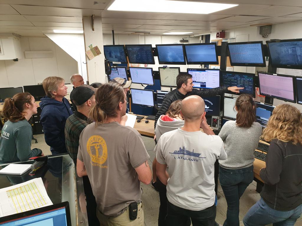 Axial3D_Seismic's tweet photo. 46 screens on board in the main lab... what do they all mean?! 🤷‍♀️👨‍💻🖥🖥
Our student Axelle takes us through the main screens and what they show us during a shift. ⬇️ #scienceatsea #lifeatsea #Axial3D #Expedition #science #NSFfunded

https://t.co/8LvdllgXIw https://t.co/Zx5lG34hWp