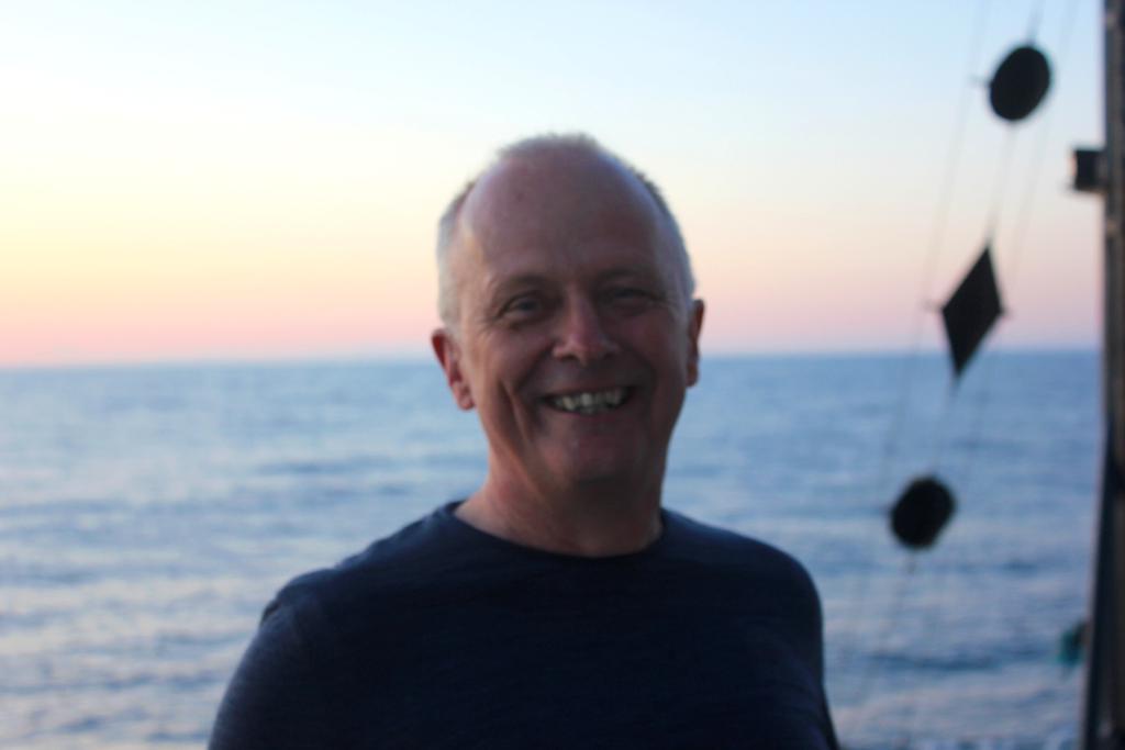 Axial3D_Seismic's tweet photo. LET'S MEET Dr. Alistair Harding, one of our Co-PIs from @Scripps_Ocean 🙋‍♂️ 
Alistair has worked on Axial volcano for a number of years and is excited to see the volcano's internal workings in 3D! Check out his his bio in the link! ⬇️ #scientist #STEM #PI

https://t.co/ykEDB4xlMl https://t.co/8YqROy1NdM