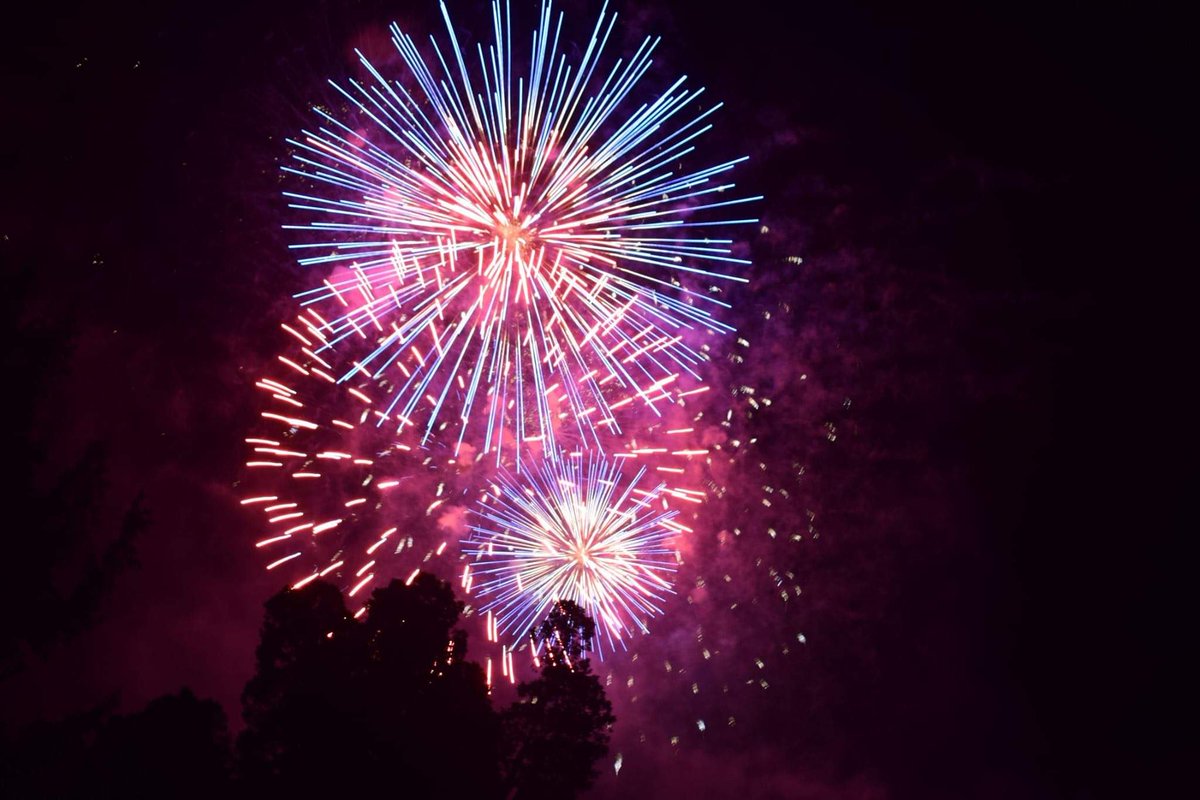 mymyroadtrip's tweet photo. Hey 👋🏻 je me rends compte que je vous ai pas partagé ici les photos de la fête du lac d’Annecy ! Ce qui est sûr c’est que je le refais l’an prochain ! 🎇🎆 #France #Annecy https://t.co/C4ZTNyOnHd