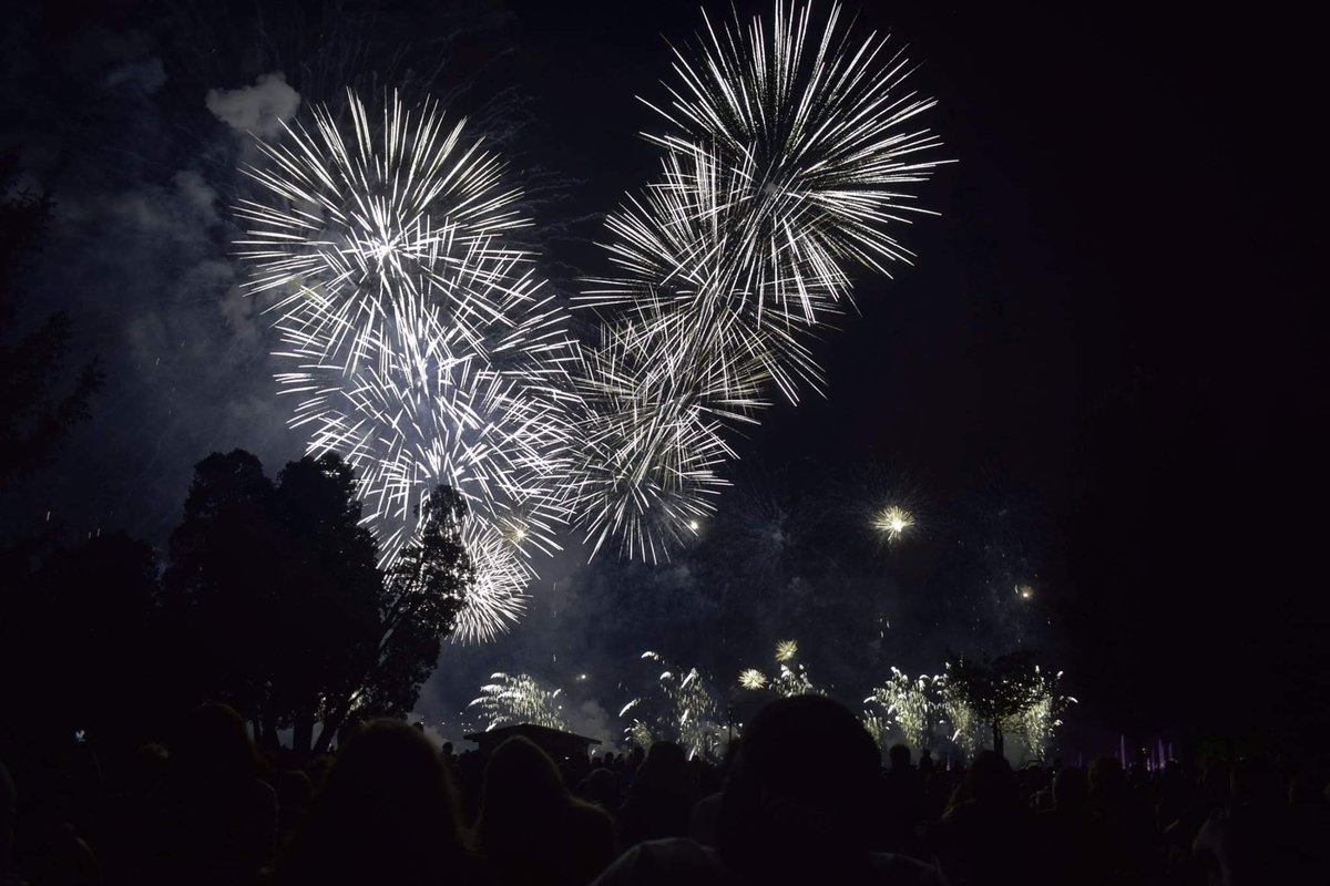 mymyroadtrip's tweet photo. Hey 👋🏻 je me rends compte que je vous ai pas partagé ici les photos de la fête du lac d’Annecy ! Ce qui est sûr c’est que je le refais l’an prochain ! 🎇🎆 #France #Annecy https://t.co/C4ZTNyOnHd
