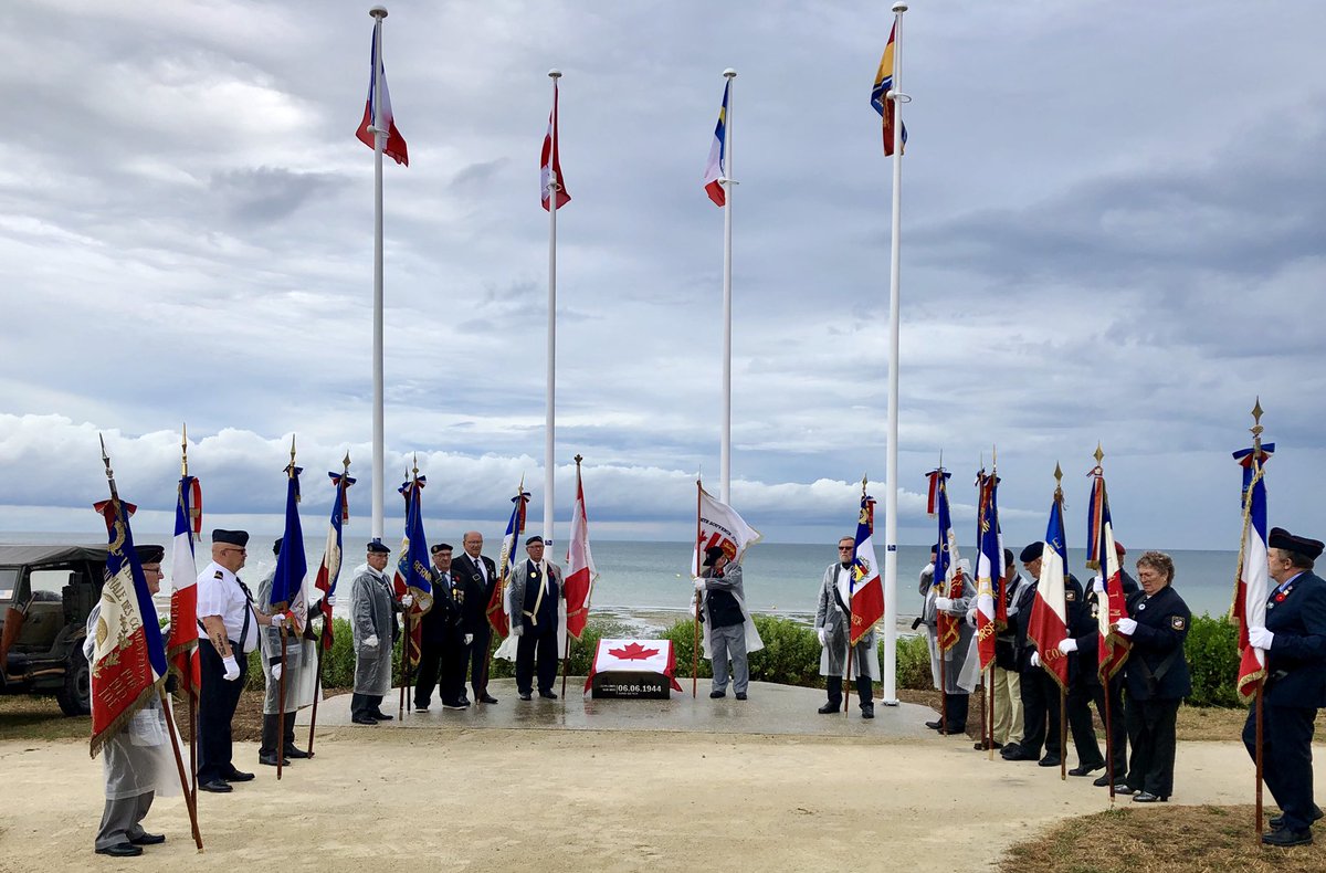 Fière et émue ce matin de représenter le 🇨🇦 à Bernières-sur-Mer en Normandie et de dévoiler avec mes compagnons 🇫🇷 la nouvelle plaque marquant le Débarquement des troupes canadiennes. #SouvenonsNous #AmitiéCAFR